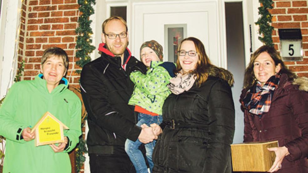 Strahlende Gesichter vor dem Lichterhaus Bunderhee: Markus, Niklas und Kathrin Relotius (Mitte) konnten nach dem Lichterfest je 1250 Euro an Marlies Smidt von der Hospizinitiative Leer (links) und Insa Franzen von »Open Dören« (rechts) übergeben.  © Foto: Hanken