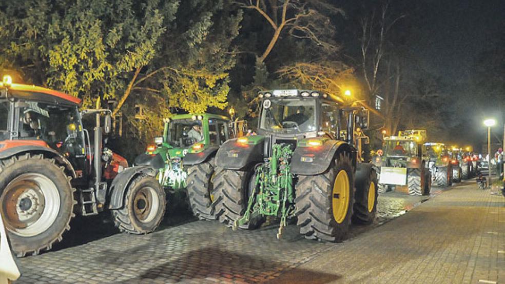 Beim »Maritimen Kompetenzzentrum« in der Bergmannstraße in Leer trafen protestierende Landwirte heute Abend mit 15 Treckern ein, um Niedersachsens Wirtschaftsminister Althusmann mit einer Mahnwache zu empfangen. © Foto: Wolters