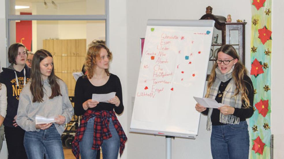 Einige Schüler der Oberschule Weener trugen den Senioren der Tagespflege Gedichte vor. Das Foto zeigt von links: Rena Woldenga, Julia Eefting und Laura Koch.‚ © Foto: Berents