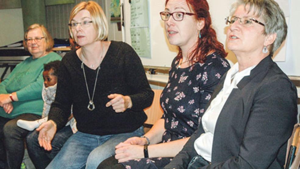 Unterstützt wird Kursleiterin Gaby van der Laan von Petra Goebel als Kinderbetreuerin und von Bärbel Winterboer mit einem zusätzlichen Stützunterricht für Analphabeten (im Bild von links). © Foto: Szyska