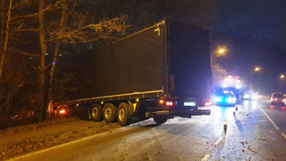 Heute morgen kam auf der Heisfelder Straße ein Lastwagen nach links von der Straße ab und fuhr gegen einen Baum. © Foto: Loger