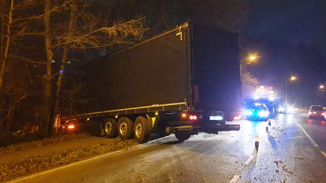 Lastwagen prallt frontal gegen Baum