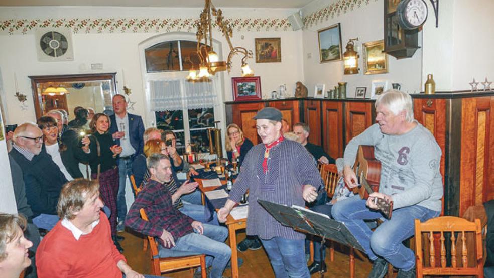 »Rechtupweg un links in d’ Schloot«: Enno Jakobs und der zwölfjährige Nico Weers brachten das Publikum zum Auftakt gleich auf Betriebstemperatur.  © Foto: Jürgens