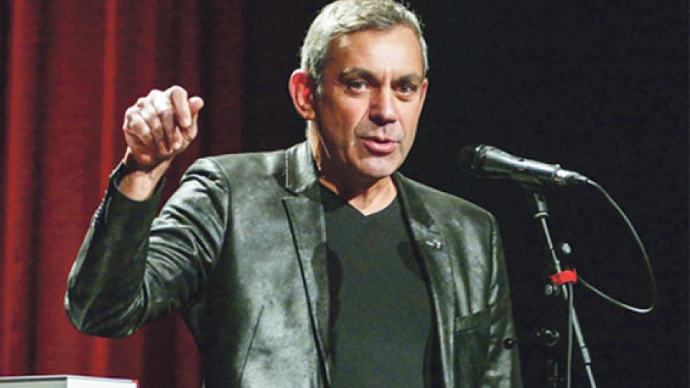 »Die Zauberkraft der Kunst liegt darin, dass man ihre Folgen nie genau abschätzen kann«: Wladimir Kaminer bei seinem Auftritt in der Auricher Stadthalle.  © Foto: Jürgens