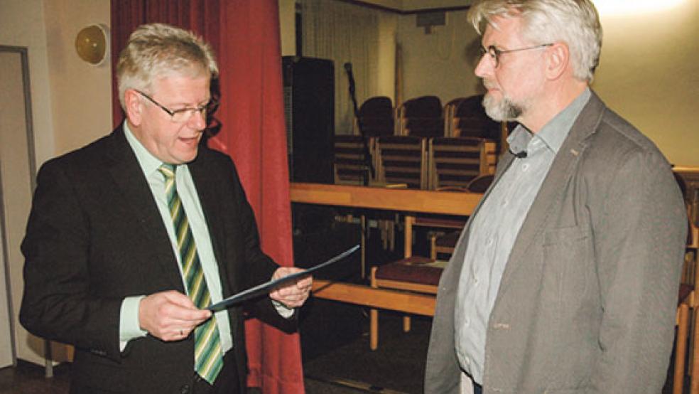 Willkommen im Stadtrat: Bürgermeister Ludwig Sonnenberg (links) nahm die förmliche Verpflichtung von Friedrich Bruns aus Middelstenborgum vor. Bruns rückt in der Grünen-Fraktion für Hannelore Wloka-Schoon nach, die ihren Mandatsverzicht erklärt hatte. © Foto: Szyska