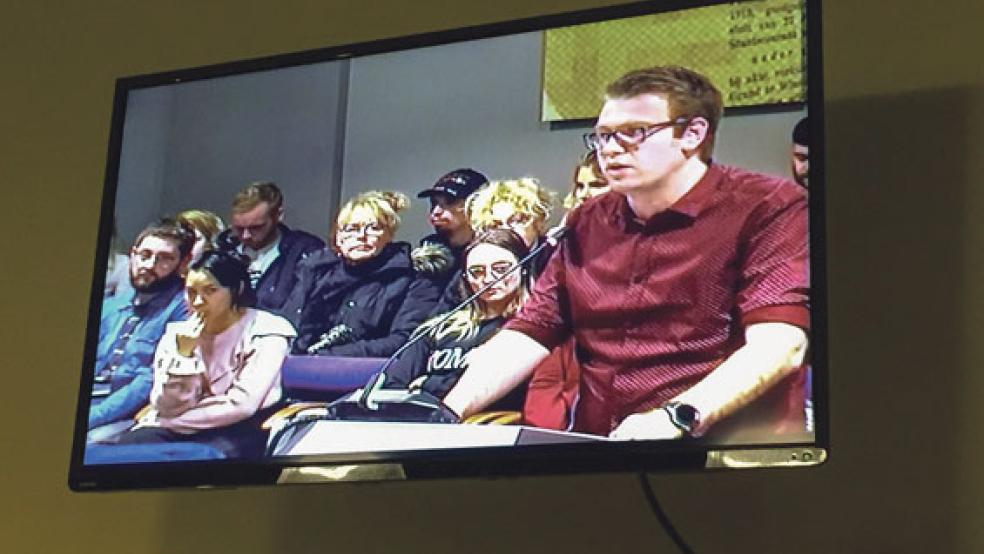 PvdA-Fraktionsvorsitzender Hilbert Flokstra während einer Ratsdebatte, die in Oldambt im Lokalfernsehen übertragen werden. © Foto: Kuper