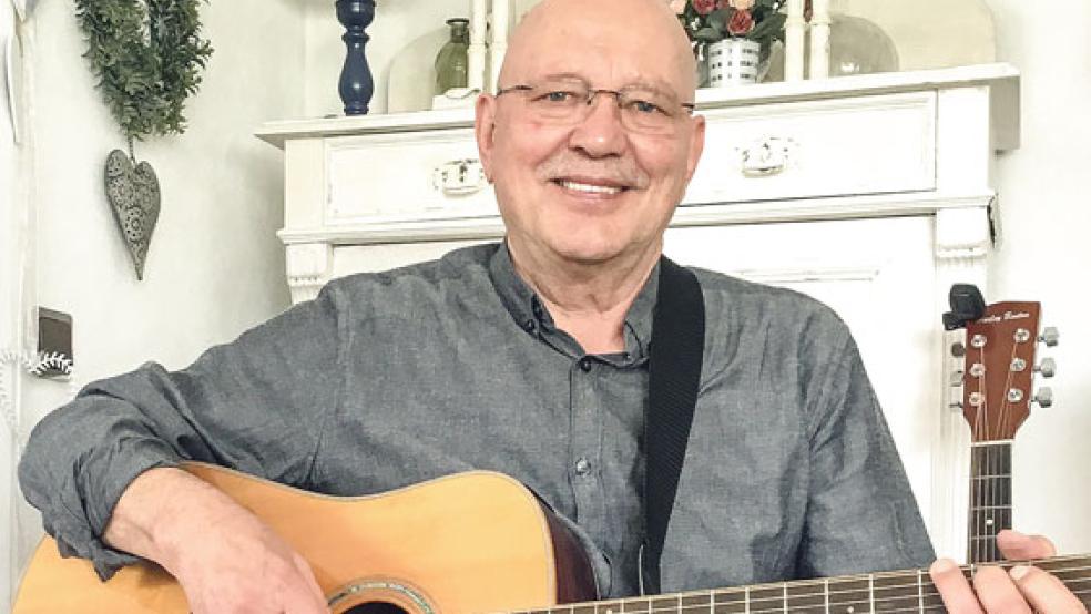 Gitarrist Bernd Schmaler aus Oldenburg gibt zusammen mit Klaus Wedel ein Konzert in der Ditzumer Kirche. © Foto: privat