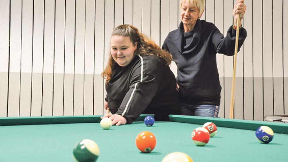 Julia Düring aus Weener arbeitet schon seit Ende August mit einer 19-Stunden-Stelle im Jugendzentrum »Wasserturm«. Angelika Janssen-Harms (rechts) von der Stadtverwaltung ist mit ihrer Arbeit sehr zufrieden.  © Foto: Boelmann