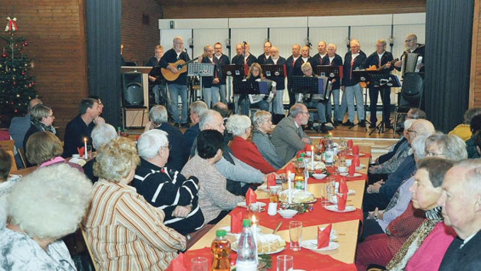 Der Bingumer Shanty-Chor sorgte im Dorfgemeinschaftshaus bei der diesjährigen Seniorenweihnachtsfeier für Stimmung. © Foto: Wolters