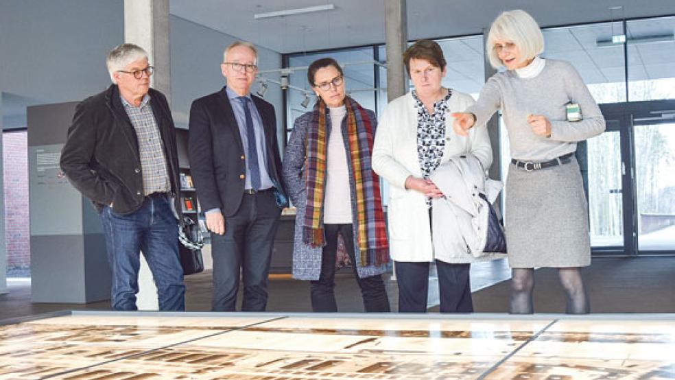 In der Gedenkstätte Esterwegen (von links): Klaus Fleer, Martin Gerenkamp, Andrea Kötter, Hanne Modder und Dr. Andrea Kaltofen. © Foto: Büro Modder