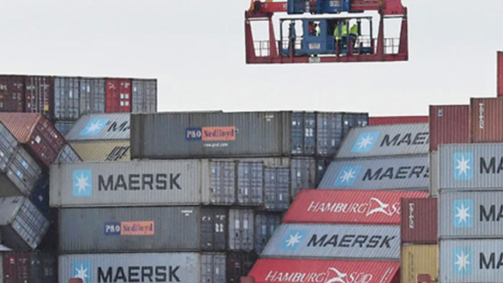 Die »MSC Zoe« liegt mit umgestürzten Containern an der Kaje in Bremerhaven. Am 2. Januar hatte das Schiff 342 Container in stürmischer See verloren. © Foto: dpa (Japsersen)