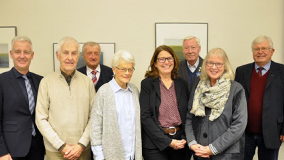 In seiner Funktion als Kreisvorsitzender des Volksbundes Deutsche Kriegsgräberfürsorge ehrte Landrat Matthias Groote Dr. Klaus Reinert (Rhauderfehn), Gerd Klock (Moormerland), Dorothea Wilts (Leer), Evelyn Kremer-Taudien, Geschäftsführerin Volksbund Deutsche Kriegsgräberfürsorge Bezirksverband Weser-Ems, Herbert Rademacher (Loga), Sabine Mithöfer (Rhauderfehn) und Kreisgeschäftsführer Folkert Laupichler (Rhauderfehn, im Bild von links). © Foto: Landkreis Leer