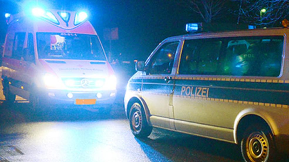 Polizeibeamte überwältigten einen verwirrten Mann in Rhauderfehn, der in einem Rettungswagen randaliert hatte. Der 22-Jährige wurde schließlich ins Klinikum Emden eingeliefert. © Symbolfoto: Hanken