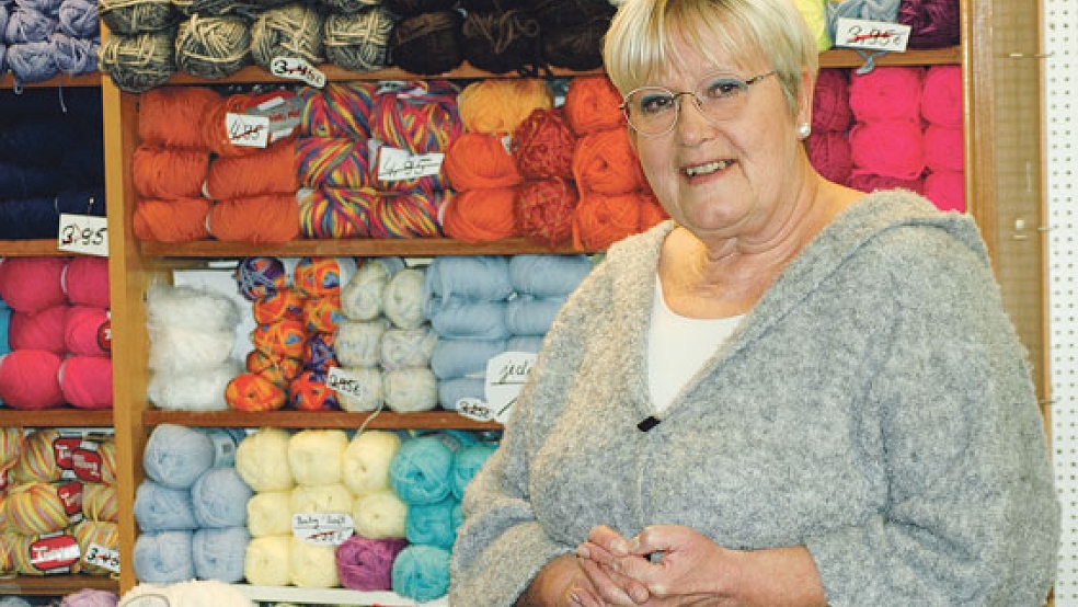 Wilfriede Veenhuis betreibt »Ihre Wollstube« seit über 42 Jahren. Nun tritt sie ihren Ruhestand an und gibt das Handarbeitsfachgeschäft auf. © Foto: Szyska