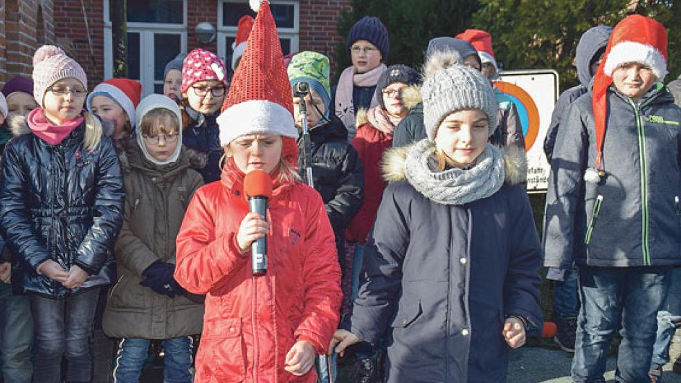 Mieke (links) und Anna begeisterten mit einem plattdeutschen Weihnachtsgedicht, aber auch die Verse von Gerko, Jannah, Jaiden, Sydney, Benjamin, Maira, Jana und Tom kamen beim Publikum super an. © Fotos: Himstedt