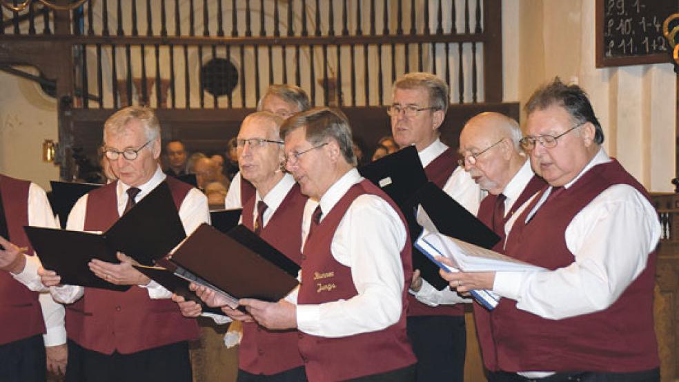Die »Bunner Jungs« erfreuten das Publikum in der reformierten Kirche mit besinnlichen Weihnachtsliedern. © Foto: Himstedt