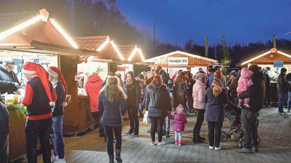 Zwischen dem Sportplatz und dem Vereinsheim des Sportvereins präsentierten die Heidjer eine kleine Budenstadt. © Foto: Bruins