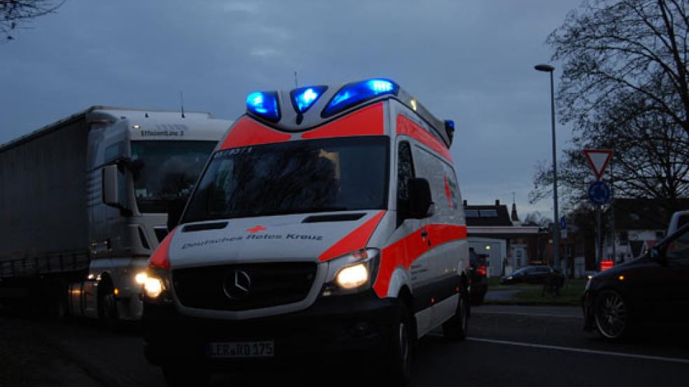 Der Verletzte wurde vor Ort erstversorgt und dann mit dem Krankenwagen ins Klinikum nach Leer eingeliefert. © Foto: Hoegen