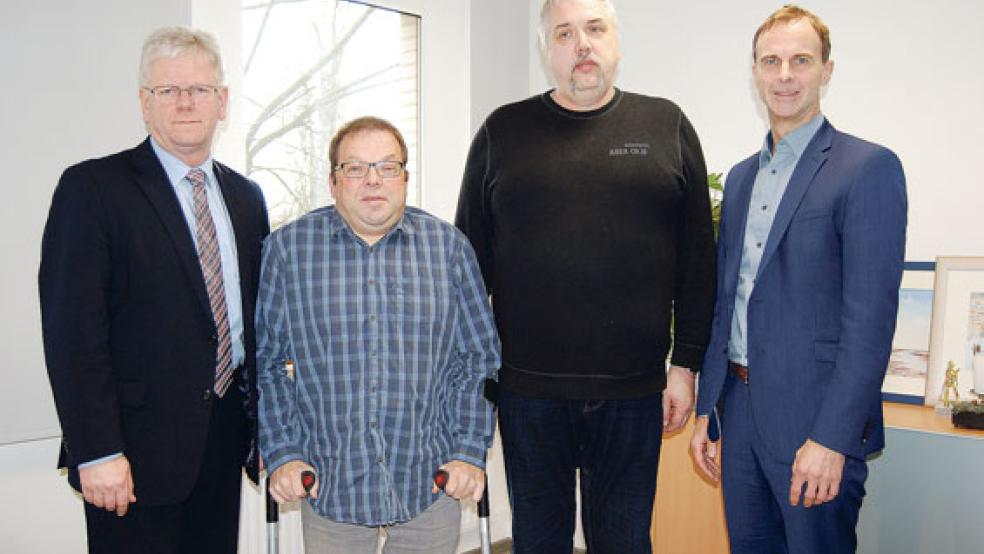 Gemeinsam haben Bürgermeister Ludwig Sonnenberg, Stefan Kuper und André Klare von der Arbeitsgruppe Lehrschwimmbecken und der Erste Stadtrat Hermann Welp - im Bild von links - heute über das »Aus« für das Lehrschwimmbecken informiert.  © Foto: Hoegen