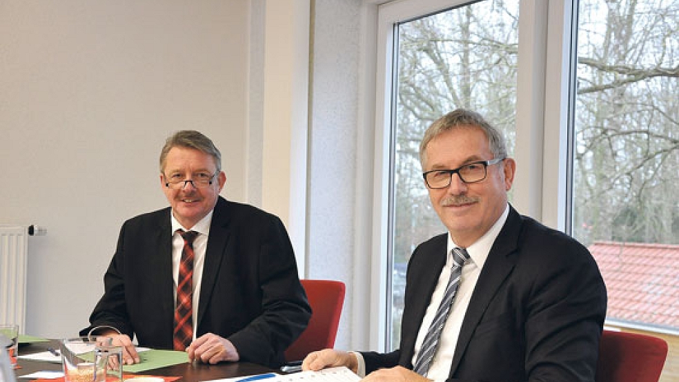 WVV-Geschäftsführer Jan Schulte (links) stellte auf der Verbandsversammlung in Weener die aktuellen Zahlen vor. Helmut Geuken (SPD) leitete die Sitzung.  © Foto: Boelmann
