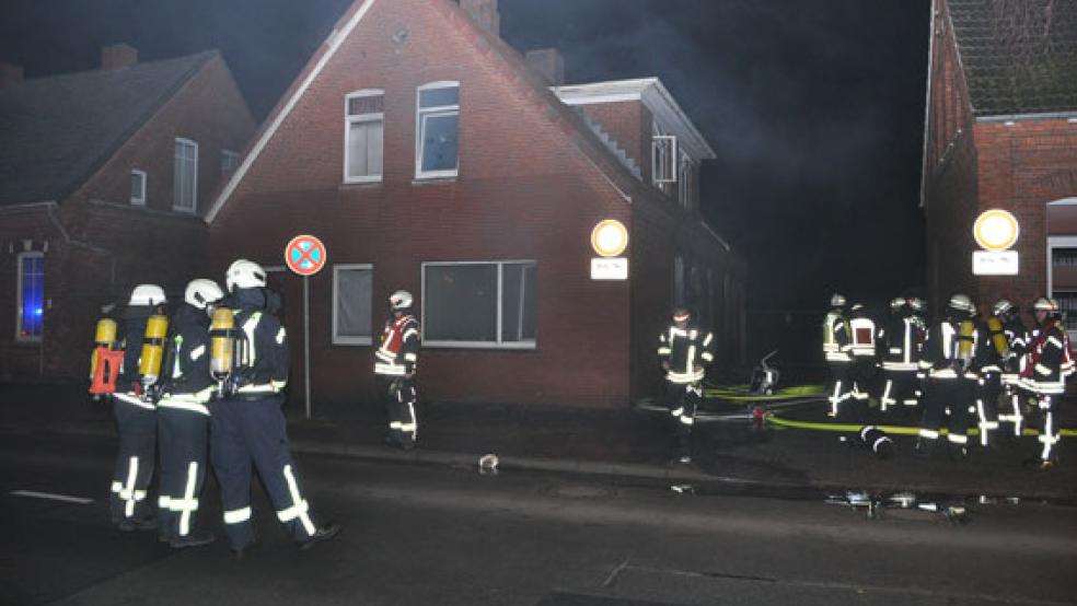 Mit einem Großaufgebot war die Feuerwehr am Montag Abend an der Augustenstraße in Leer im Einsatz. © Foto: Wolters