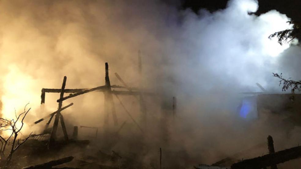 Nicht mehr zu retten war ein Gebäude in Neudorf, das durch einen Brand zerstört wurde. © Foto: Kreisfeuerwehr Leer