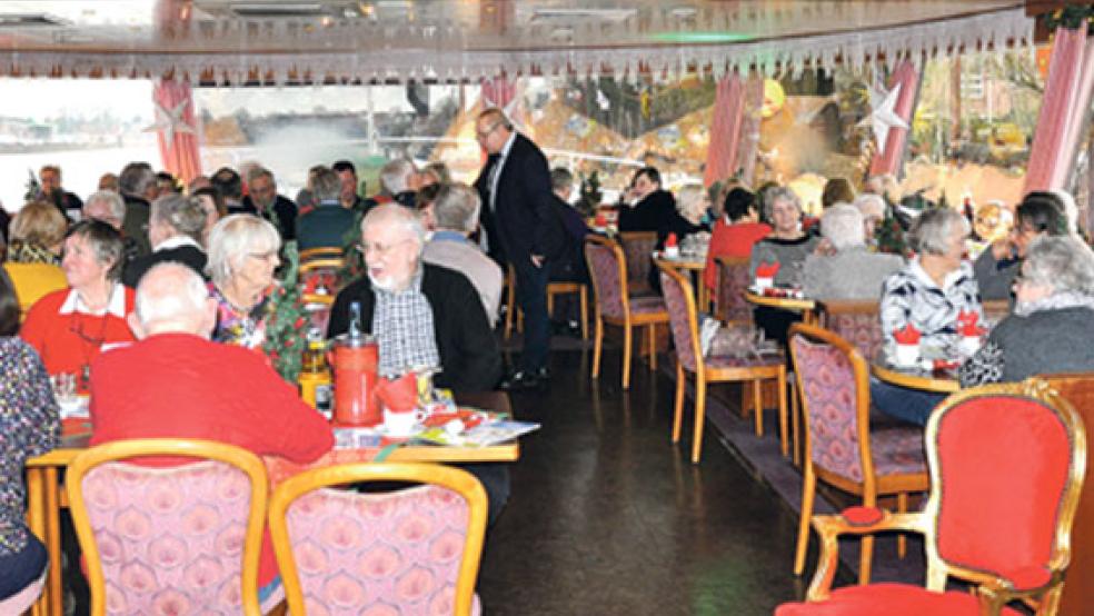 Stimmten sich auf das Weihnachtsfest ein: Die ehemaligen Mitarbeiterinnen und Mitarbeiter des Klinikums Leer und des Krankenhauses Rheiderland an Bord der »Warsteiner Admiral«. © Foto: Klinikum