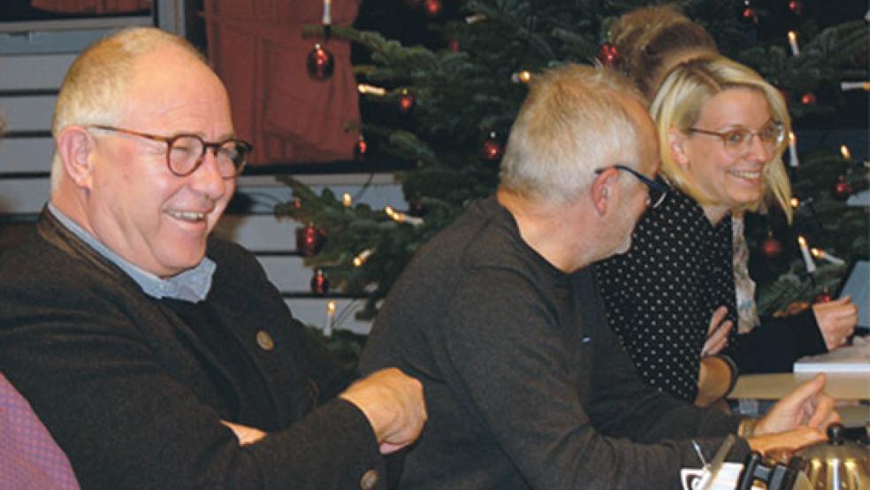 Auch bei wenig erfreulichen Zahlen im Haushalt 2020 herrschte insgesamt gute Stimmung in der Ratssitzung am Montag Abend. Von links Kämmerer Rainer Smidt, Bürgermeister Hans-Peter Heikens, Ratsvorsitzender Konrad Kruse und Insa Bruhns von der Gemeindeverwaltung. © Foto: Hoegen