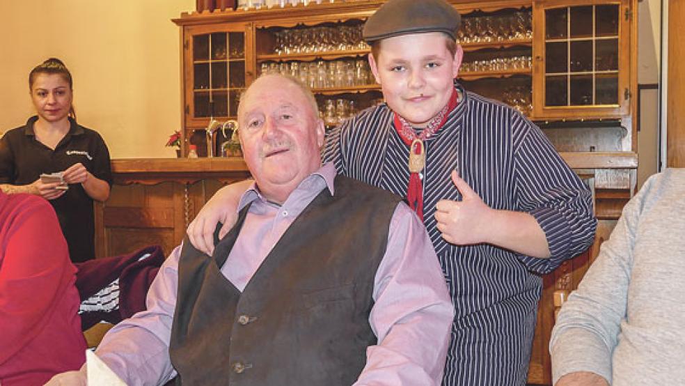 Flesner-Fans aus zwei Generationen: Lübbo »Patent« Kuske und der zwölfjährige Nico Weers. © Foto: Jürgens