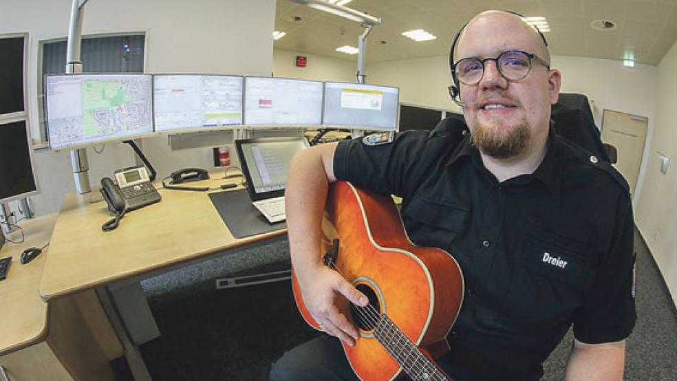 »Nicht jeder Anruf ist ein Notfall«, sagt Jan Dreier. Er arbeitet in der Kooperativen Leitstelle Ostfriesland in Wittmund und sorgt mit einem Lied für Furore.  © Foto: Loger