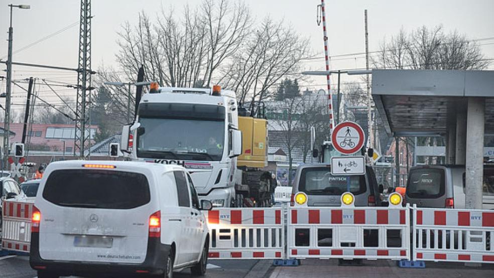 Der Bahnübergang an der Bremer Straße in der Leeraner Innenstadt wird ab Donnerstag bis Ende 2020 für den Kfz-Verkehr komplett gesperrt. Radfahrer und Fußgänger können den Übergang weiter nutzen. © Foto: Wolters