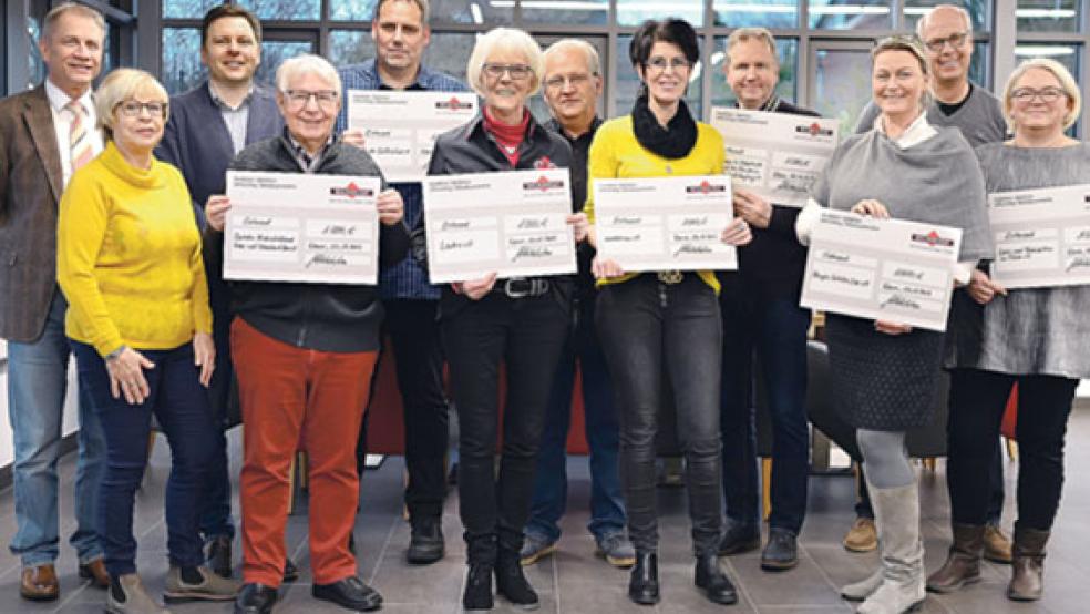 Freude bei den Vertretern des Elternvereins für krebskranke Kinder und ihre Familien in Ostfriesland und Umgebung, des Vereins »Herzkinder OstFriesland«, der Hospiz-Initiative Leer, des Kinderschutzbundes Kreis- und Ortsverband Leer, des Lern- und Förderzentrums am Deich und der Vereine »Leukin« und »wünschdirwas«. Sie alle wurden von der Firma Wildeboer mit grozügigen Spenden bedacht.  © Foto: Wildeboer Bauteile GmbH