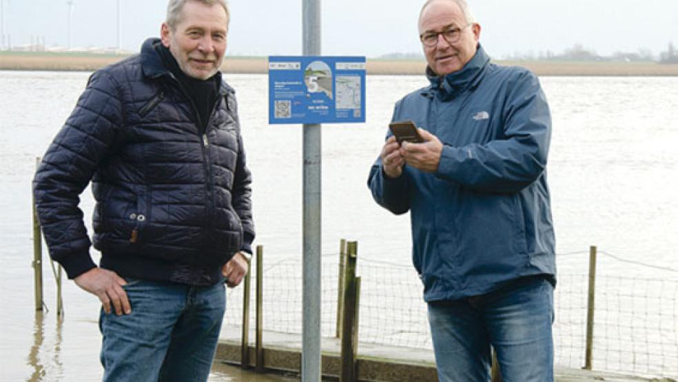 Das »Fluss-Freibad« in Jemgum war bis 2014 ein beliebter Anlaufpunkt an der Ems. Warum das nicht mehr so ist, darüber informiert die Audio-Radtour »Ems im Ohr«, die Hafenmeister Wilfried Voß (links) und Bürgermeister Hans-Peter Heikens vorstellen. © Foto: Hanken