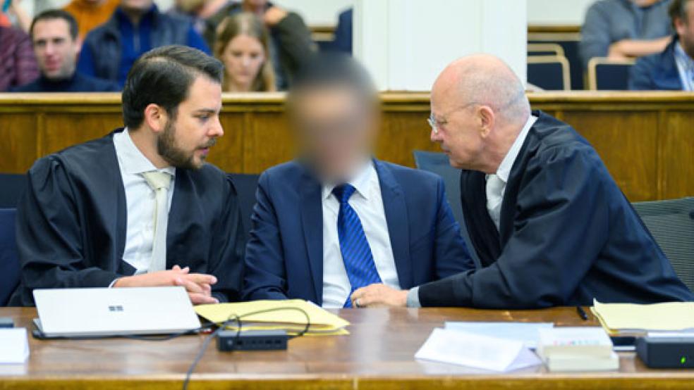 Beim Prozessauftakt am Landgericht Aurich: Der Angeklagte (Mitte), ehemals Chefarzt am Klinikum Leer, sitzt zwischen seinen Anwälten Sebastian Wendt (links) und Christian Landowski im Gerichtssaal. © Foto: Assanimoghaddam (dpa)