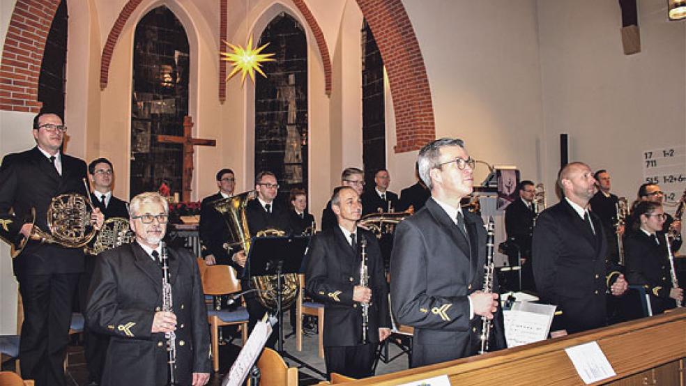 Das neue Marinemusikkorps Wilhelmshaven bei seinem Auftritt in der Christuskirche in Leer. Der Erlös des Konzerts kommt der kirchlichen Jugendarbeit und dem Verein »Wir Bürger für unsere Soldaten in Leer« zugute. © Foto: Bundeswehr/ Martina Hilbig