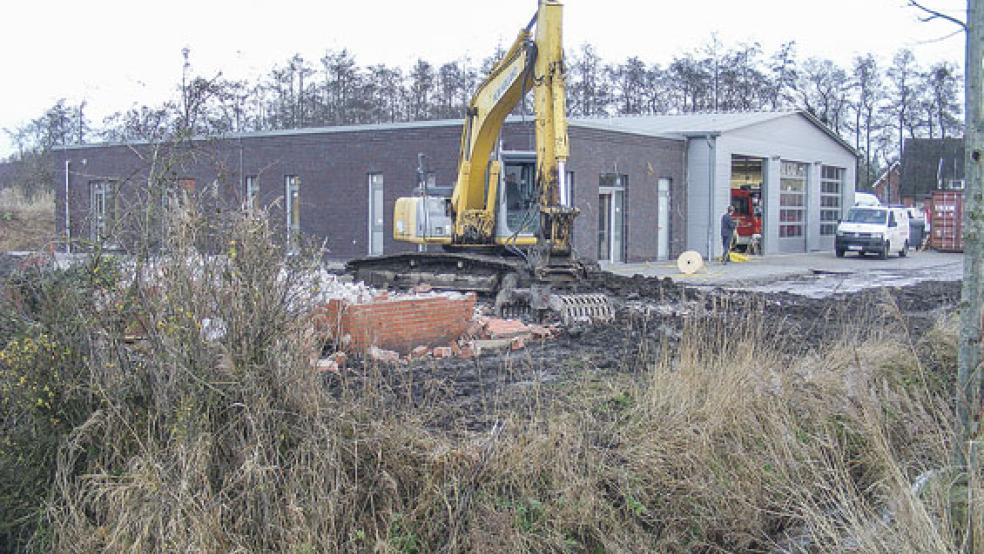 Der Großteil des alten Feuerwehrhauses in Bingum war bereits Anfang Oktober 2018 abgerissen worden. Ein Rest blieb stehen, weil sich darin die Anschlüsse für die Energieversorgung der Fahrzeug- und Gerätehalle befanden. Am Dienstag und gestern wurde auch dieser Teil beseitigt. © Foto: Szyska