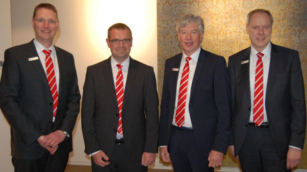 Erwin Koops (links) verlässt zum Jahresende die Sparkasse, sein Nachfolger als Leiter des Firmenkundenzentrums wird Ingo Fortkamp (zweiter von links). Unser Foto zeigt beide mit den Sparkassen-Vorständen Heinz Feldmann und Carsten Rinne (rechts). © Foto: Hoegen