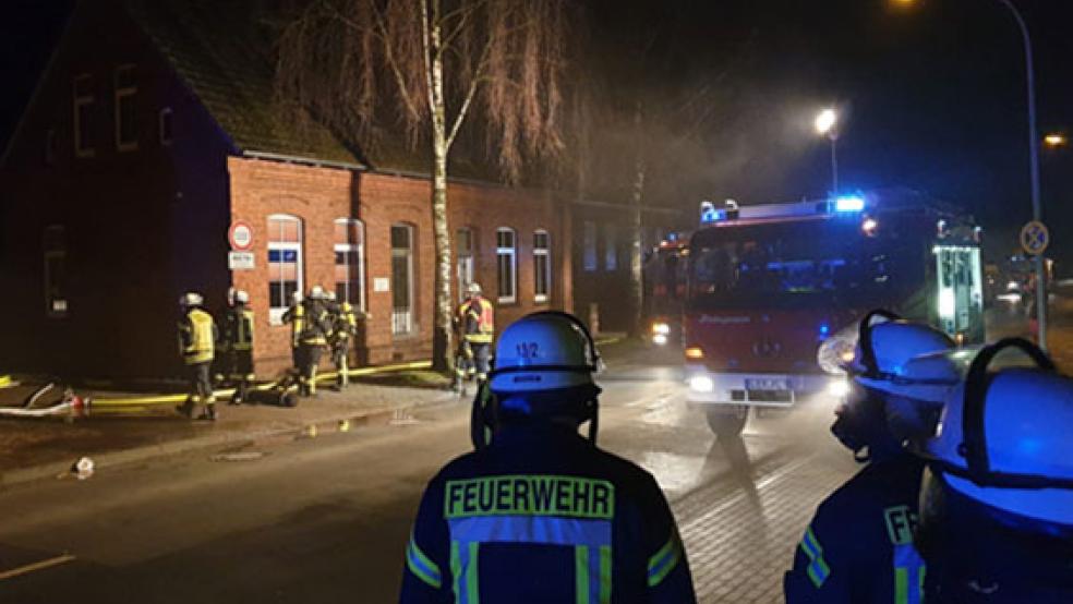 Schon am Montagabend hatte es in dem leerstehenden Haus gegenüber dem Klinikum in Leer gebrannt. © Foto: Kreisfeuerwehr