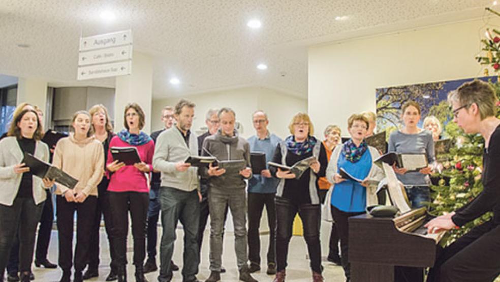 Mit Liedern wie »Komm und ruh Dich aus« und »Peace be unto you« sorgte der Chor »Cantiamo« für weihnachtliche Stimmung. © Fotos: Hanken