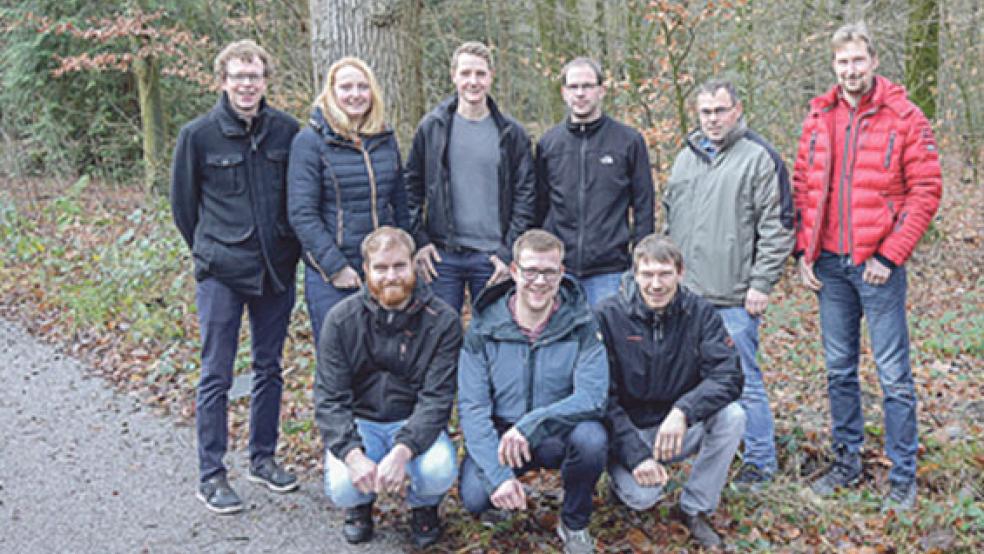 Reinhard Collmann (rote Jacke, hinten von rechts ), Fokko Schumann, Matthias Ippen, Hauke Dietermann, Sara Collmann, Christoph Scharwies, (vorne) Renke Garlichs, Udo Haßbargen und Theo Schneider sind die Gründungsmitglieder des Vereins »Land schafft Verbindung Ostfriesland«. © Foto: »Land schafft Verbindung«