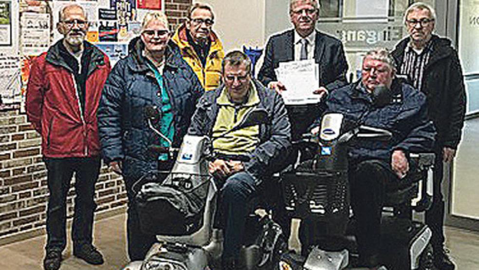 Im Foyer des Rathauses übergab der Heimbeirat des Altenzentrums die Unterschriftenlisten. Im Bild von links Fred Klinghardt vom Heimbeirat, Hildegard Hinderks, Heimbeiratsmitglied Bernhard Buss, Bürgermeister Ludwig Sonnenberg, Evert Pastoor als Vorsitzender der Werbegemeinschaft sowie vorne Johann Schütte und Heinrich Meints vom Heimbeirat. © Foto: privat