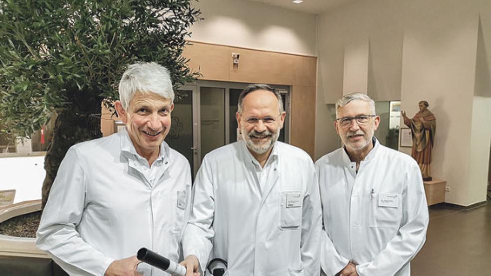 Übergabe des Staffelstabes: Dr. Martin Reckels (Mitte) gibt das Amt des Ärztlichen Direktors an seinen Kollegen Dr. Dietrich Keller (links) ab. Stellvertretender Ärztlicher Direktor wird Dr. Jörg Leifeld. © Foto: Borromäus Hospital Leer