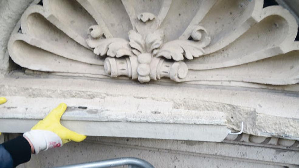 Die Werkstein-Elemente der südlichen Rathaus-Fassade sind an vielen Stellen schadhaft. © Foto: Stadt Leer