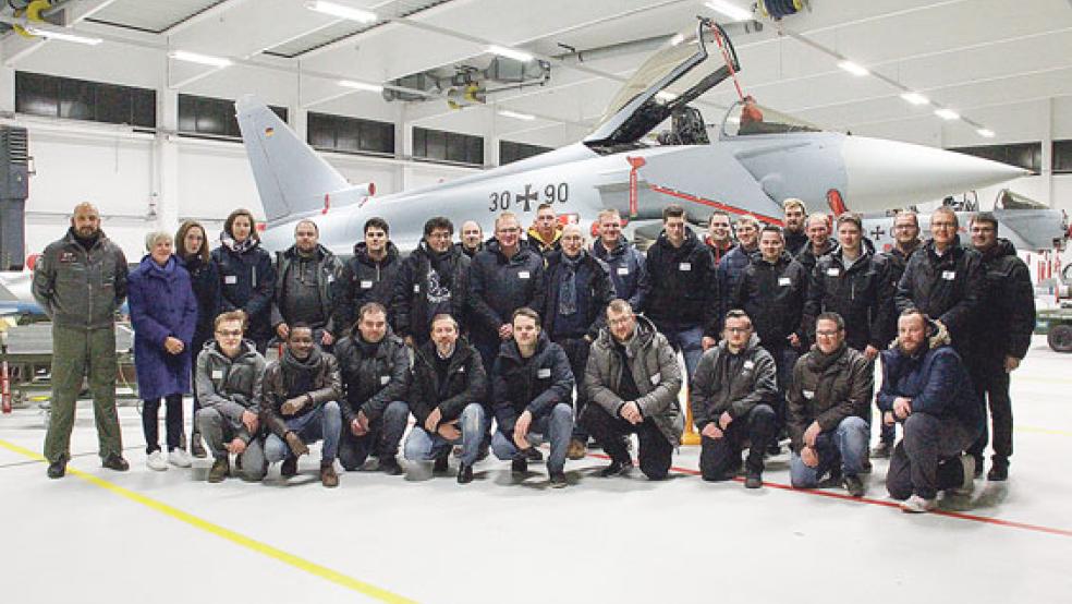 Die Teilnehmer zeigten sich begeistert über die Einblicke, die ihnen in den Ablauf des Militärflugplatzes Wittmundhafen gewährt wurden. © Foto: B. Brechters