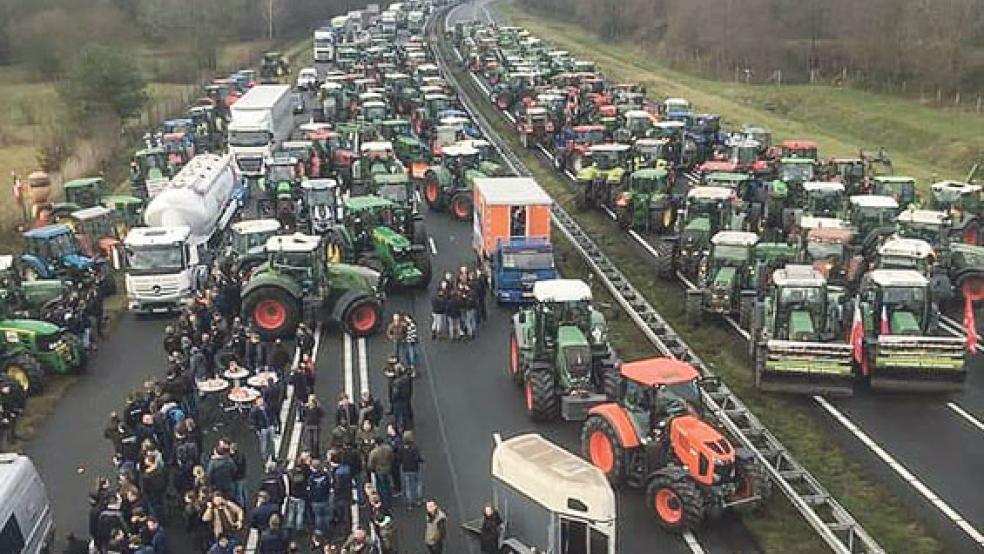 Auf dieser Autobahn in den Niederlanden hieß es am Mittwoch Stillstand. Trecker blockierten die Fahrbahn. Andere Autofahrer mussten sich gedulden.  © Foto: privat