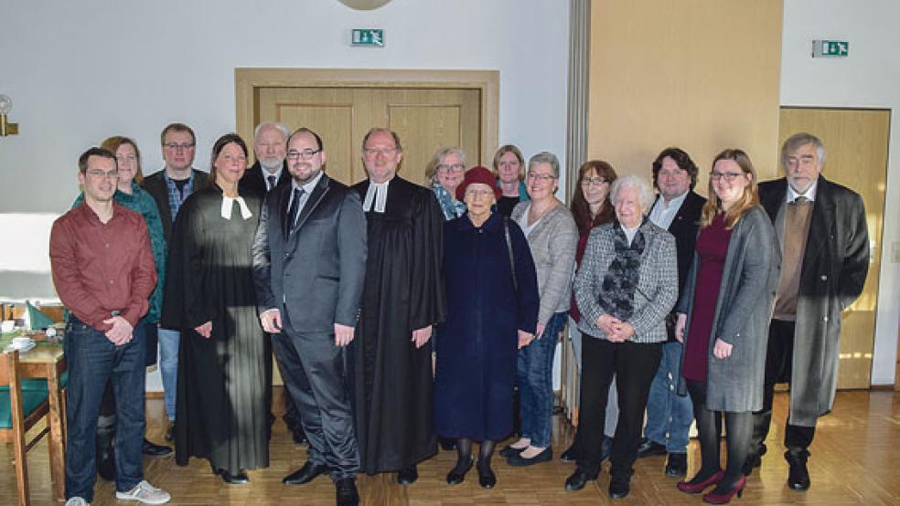 Niklas Sonnenberg (Sechster von links) wurde von Superintendentin Christa Olearius zum Diakon der lutherischen Kirchengemeinden Bingum, Holtgaste und Pogum eingesegnet. Das Bild zeigt beide mit den Assistenten der Einsegnung Silke Sonnenberg, Kirchenkreisjugendwart Helge Bechtloff aus Ronnenberg und Pastor Armin Siegmund im Kreis der Kirchenvorsteher und Kirchenvorsteherinnen der drei Gemeinden. © Foto: Kirchengemeinde