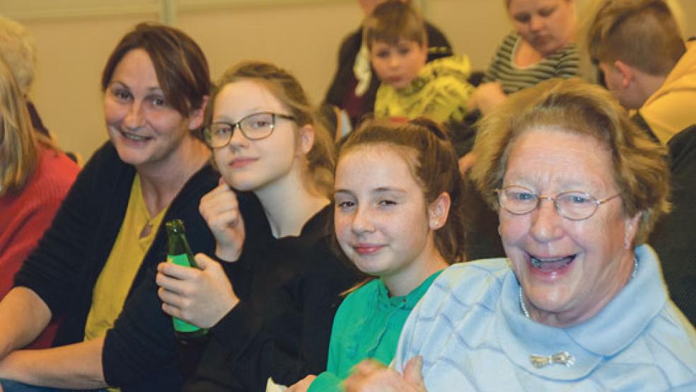 Auch Mathilda Yzer (Zweite von links) hatte eine wichtige Rolle und verfolgte gebannt gemeinsam mit Mama Bianca, Cousine Marie und Oma Martha die Premiere.  © Himstedt