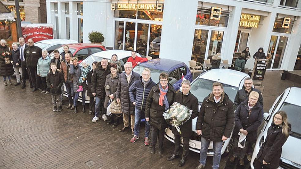 Sechs Neuwagen als die Hauptpreise der Weihnachtsverlosung übergab die Werbegemeinschaft Leer am Freitag an ihre neuen Besitzer. © Foto: Wolters