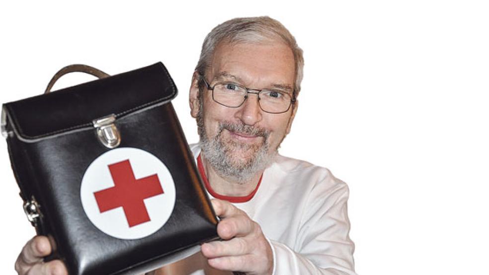 Hermann Pott aus Holthusen engagiert sich schon seit 50 Jahren ehrenamtlich und vor allem aktiv im Deutschen Roten Kreuz (DRK). In seinen Händen hält der Rheiderländer eine fünf Jahrzehnte alte Sanitätstasche, die er bis heute hegt und pflegt. Es ist eine Erinnerung an seine DRK-Anfänge.  © Foto: Boelmann