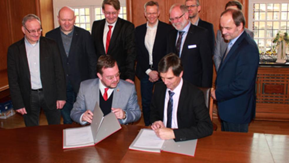Beste Stimmung herrschte im historischen Saal des Papenburger Rathauses. Bürgermeister Jan Peter Bechtluft (sitzend, links) und Norbert Meyer von der Firma Hecker Bau (sitzend rechts) unterzeichneten den Bauauftrag für das neue Außenhaupt der Seeschleuse über 21,5 Millionen Euro. © Foto: Stadt Papenburg